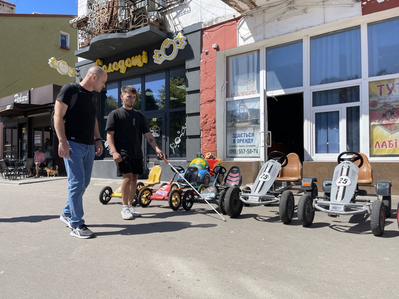 Косюк обходить дитячі авто на площі
